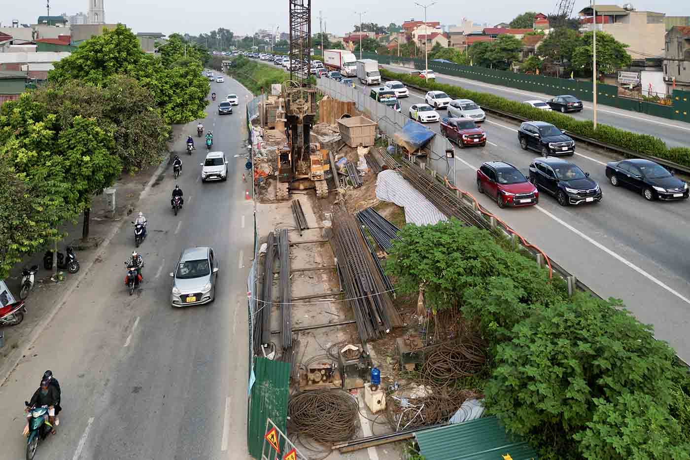 Không gian thi công chật hẹp cản trở tiến độ dự án. Ảnh: Hữu Chánh