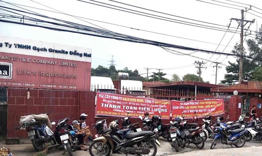 Người lao động công ty gạch ở Đồng Nai bị nợ lương và bảo hiểm xã hội đã nhiều tháng. Ảnh: HAC