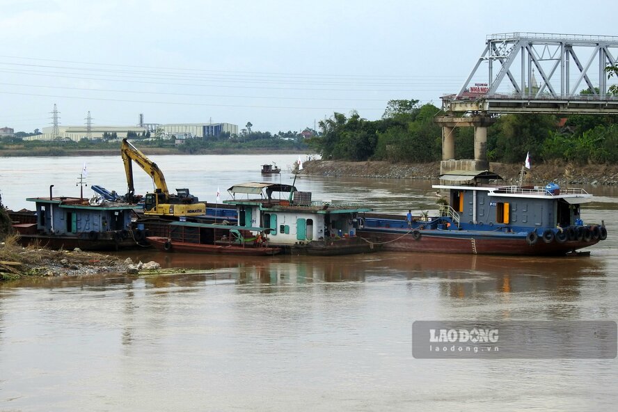 Cung luc luong quan doi, Cong an tinh Phu Tho cung dang ngay dem tim kiem cuu ho, cuu nan o khu vuc cau Phong Chau bi sap va hang chuc km ha luu song Hong. Anh: To Cong.