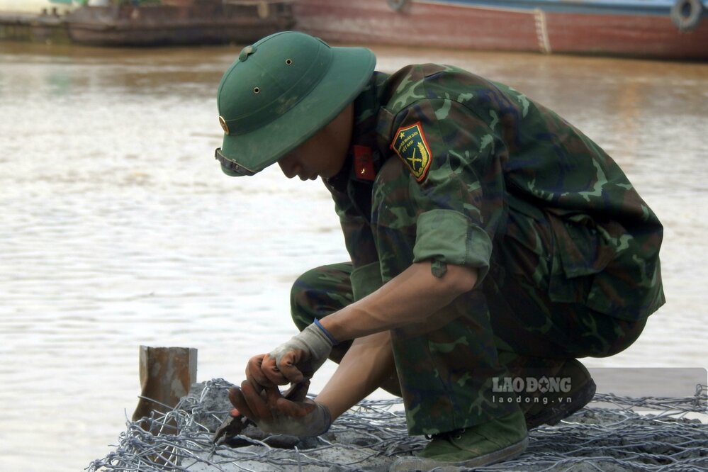 Cong viec duoc tien hanh rat khan truong. Anh: To Cong.