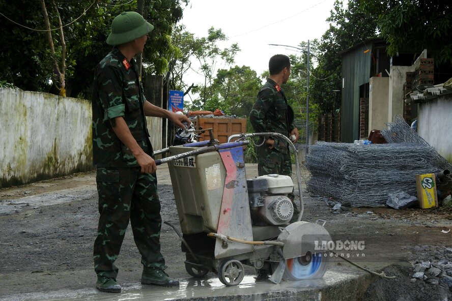 Mot phan mep ngoai cua doan duong betong cu dang duoc cat di. Anh: To Cong.