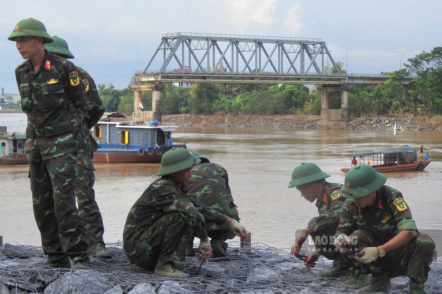 Cac can bo chien si lam ro da ke tuyen duong xuong ben. Anh: To Cong.