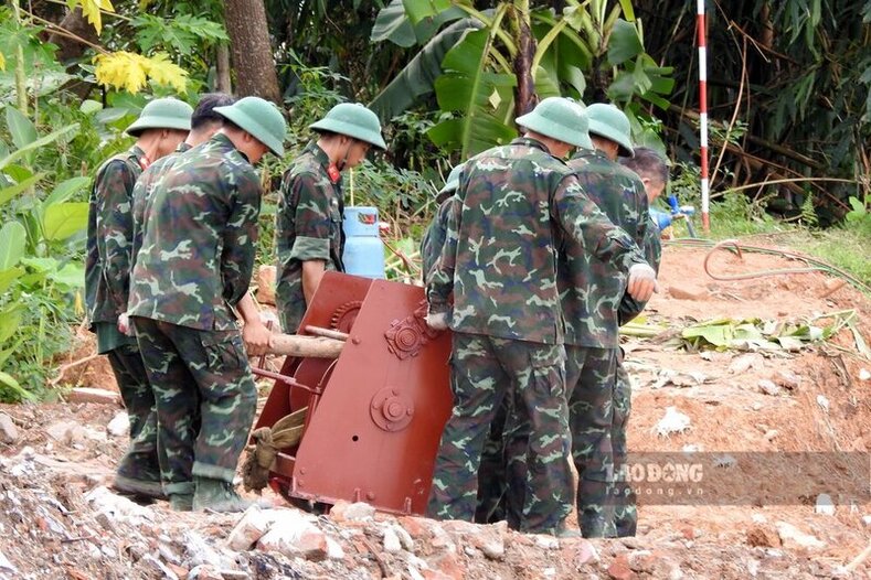 Di chuyen phuong tien den noi lap dat. Anh: To Cong.