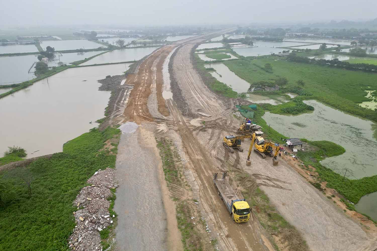 Một số đoạn tuyến dự án đang được triển khai thi công. Ảnh: Hữu Chánh