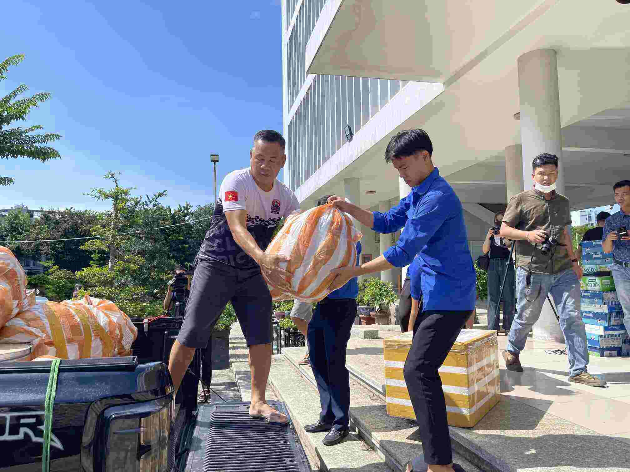 Người dân Đà Nẵng chung tay sẻ chia cùng đồng bào miền Bắc. Ảnh: Mai Hương