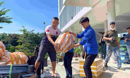 Người dân Đà Nẵng chung tay sẻ chia cùng đồng bào miền Bắc. Ảnh: Mai Hương