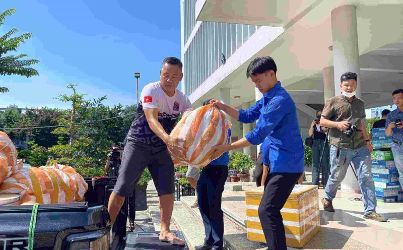 Người dân Đà Nẵng chung tay sẻ chia cùng đồng bào miền Bắc. Ảnh: Mai Hương