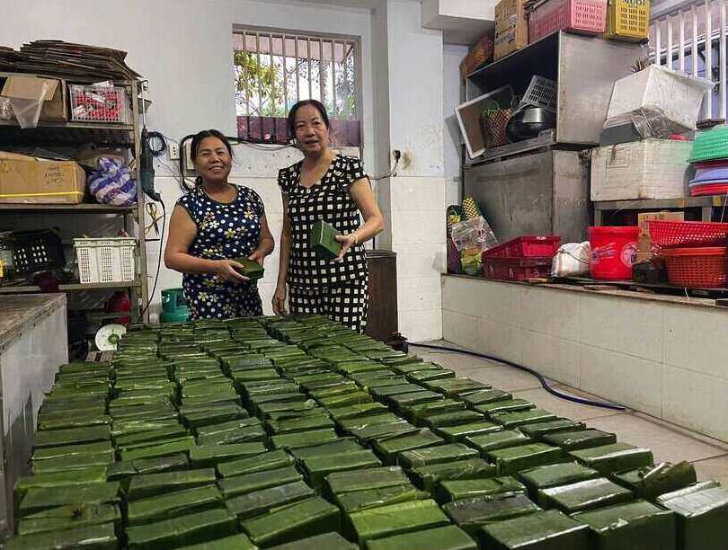 Nguoi dan quan Son Tra goi banh chung ung ho dong bao phia Bac. Anh: Mai Huong