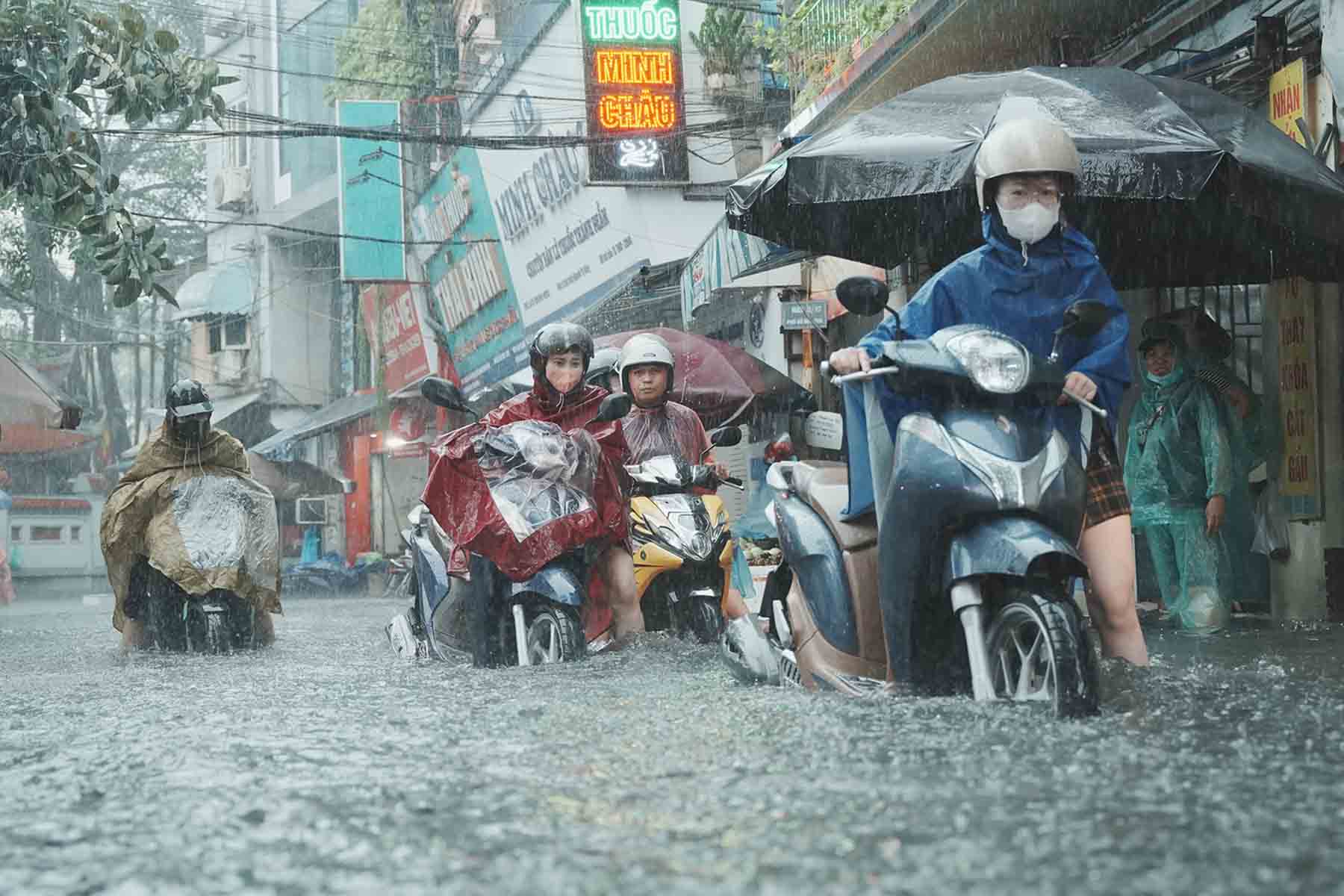 Dự báo thời tiết Bắc Bộ và Nam Bộ tiếp tục có mưa trong đêm nay và ngày mai 18.9. Ảnh: Hữu Chánh