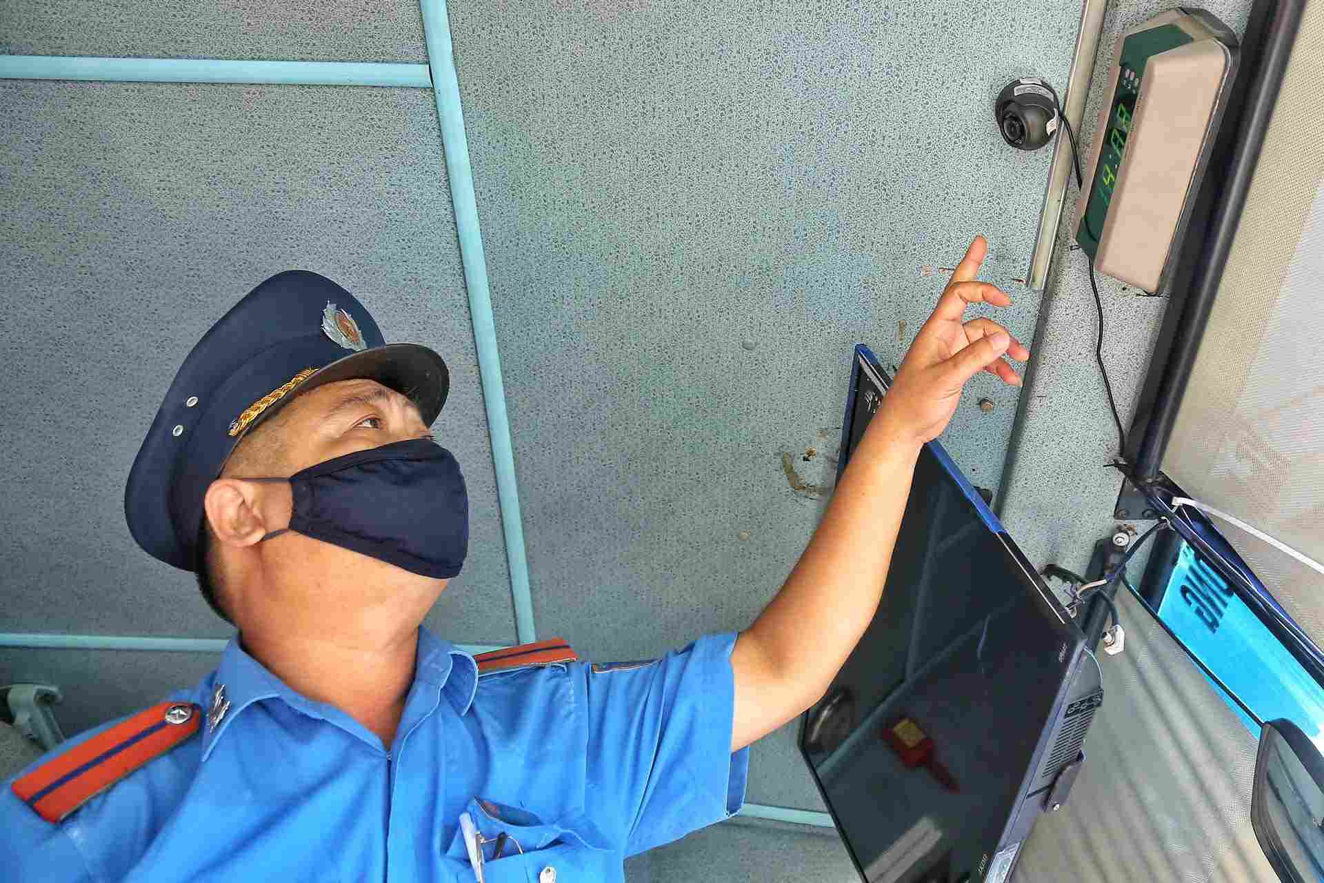 Kiểm tra thiết bị trên xe chở học sinh. Ảnh: Văn Hiền