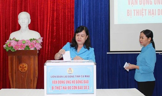 Lãnh đạo LĐLĐ tỉnh Cà Mau quyên góp ủng hộ đồng bào bị thiệt hại do bão số 3. Ảnh: Thiệu Vũ