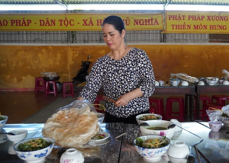 Bà Nguyễn Thị Đông tham gia công tác thiện nguyện tại chùa Quan Âm, ở thị trấn La Hà, huyện Tư Nghĩa, tỉnh Quảng Ngãi. Ảnh: T.Hậu