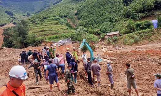 Lực lượng chức năng đang tìm kiếm các nạn nhân mất tích do sạt lở. Ảnh: Ban Chỉ huy PCTT và TKCN Bắc Hà