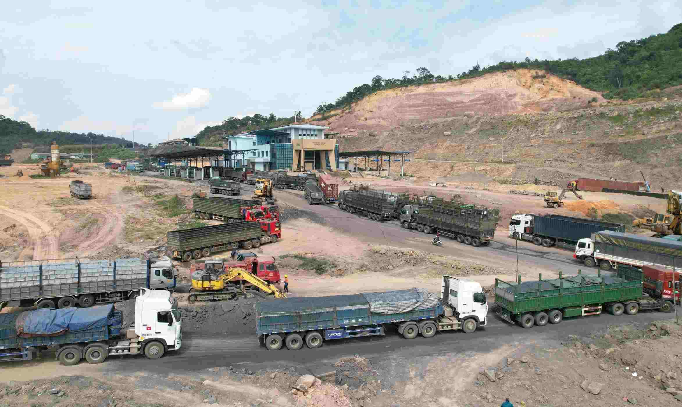 Hạ tầng ở Cửa khẩu quốc tế La Lay chưa đủ đáp ứng việc nhập khẩu than từ Lào về. Ảnh: Hưng Thơ