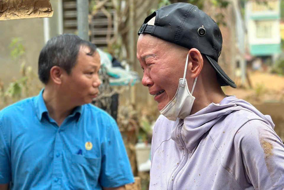 Nhìn cảnh nhà đổ nát, tan hoang sau mưa lũ, nữ cán bộ Công đoàn bật khóc nức nở. Ảnh: LĐLĐ tỉnh Yên Bái