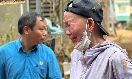 Nhìn cảnh nhà đổ nát, tan hoang sau mưa lũ, nữ cán bộ Công đoàn bật khóc nức nở. Ảnh: LĐLĐ tỉnh Yên Bái
