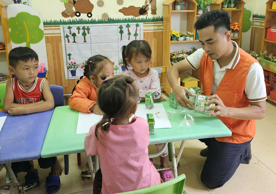 Niem vui cua cac em nho tai diem truong mam khi duoc nhan qua Tet Trung thu. Anh: Bao Nguyen 