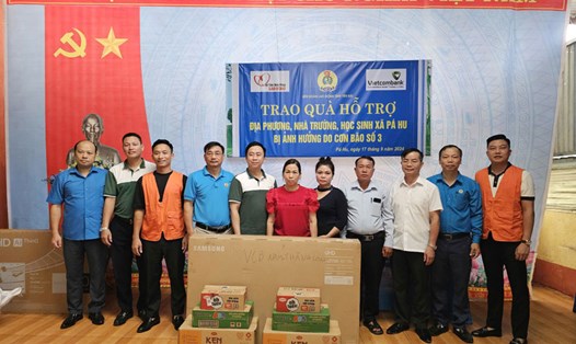 Trao tặng tivi, đèn pin năng lượng mặt trời và văn phòng phẩm cho Trường Phổ thông dân tộc bán trú TH&THCS Pá Hu. Ảnh: Bảo Nguyên