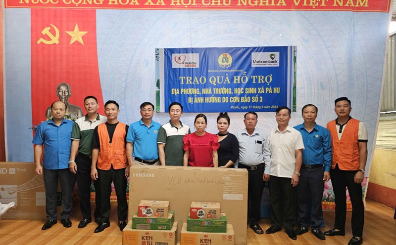 Trao tặng tivi, đèn pin năng lượng mặt trời và văn phòng phẩm cho Trường Phổ thông dân tộc bán trú TH&THCS Pá Hu. Ảnh: Bảo Nguyên