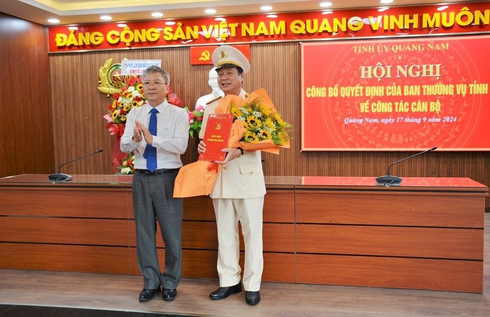 Phó Bí thư Thường trực Tỉnh ủy Quảng Nam Nguyễn Đức Dũng trao quyết định cho Đại tá Nguyễn Hữu Hợp. Ảnh: Công an Quảng Nam