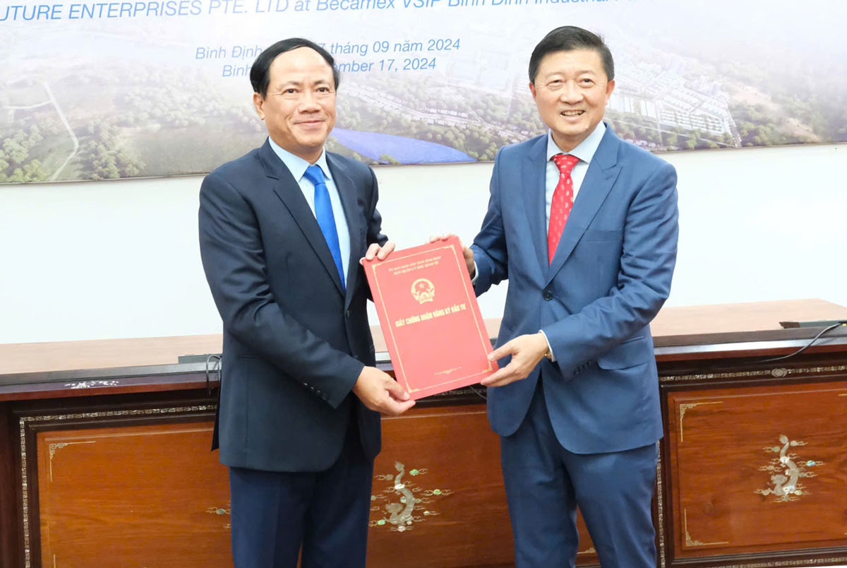 Chủ tịch UBND tỉnh Bình Định Phạm Anh Tuấn (trái) trao Giấy Chứng nhận cho nhà đầu tư. Ảnh: Sở TTTT Bình Định cung cấp