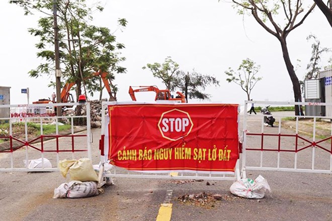 Canh bao lu quet, sat lo, sut lun dat o Da Nang do mua lu hoac dong chay. Anh: Nguyen Linh 