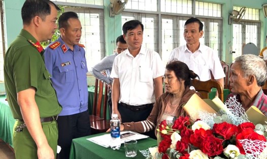 Vợ chồng ông Trường được xin lỗi công khai sau khi bị oan sai. Ảnh: Nguyễn Long