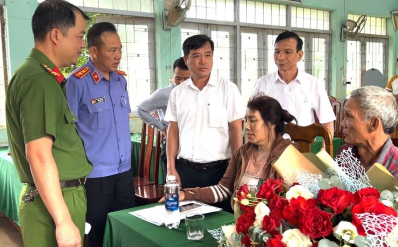 Vợ chồng ông Trường được xin lỗi công khai sau khi bị oan sai. Ảnh: Nguyễn Long