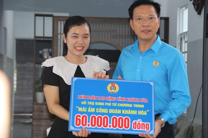 Ông Phan Thanh Liêm - Chủ tịch LĐLĐ tỉnh Khánh Hòa - bàn giao nhà Mái ấm Công đoàn cho đoàn viên Nguyễn Thị Minh Tuyến. Ảnh: Phương Linh