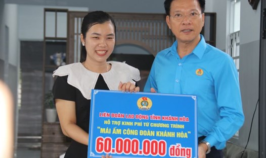 Ông Phan Thanh Liêm - Chủ tịch LĐLĐ tỉnh Khánh Hòa - bàn giao nhà Mái ấm Công đoàn cho đoàn viên Nguyễn Thị Minh Tuyến. Ảnh: Phương Linh