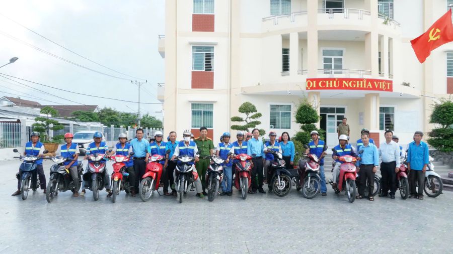 LĐLĐ huyện Thạnh Trị (tỉnh Sóc Trăng) ra mắt Nghiệp đoàn xe ôm phòng, chống tội phạm với 35 thành viên. 
Ảnh: Phương Anh