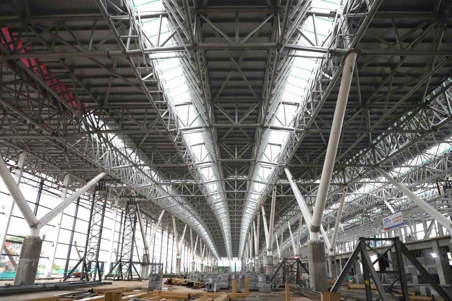 Ga T3 sân bay Tân Sơn Nhất hoàn thành phần mái thép.  Ảnh: Minh Quân