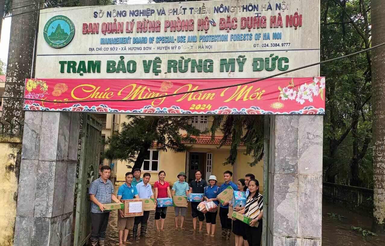 Công đoàn ngành Nông nghiệp và Phát triển nông thôn Hà Nội thăm, động viên đoàn viên, người lao động ứng trực khắc phục hậu quả bão số 3. Ảnh: CĐCS