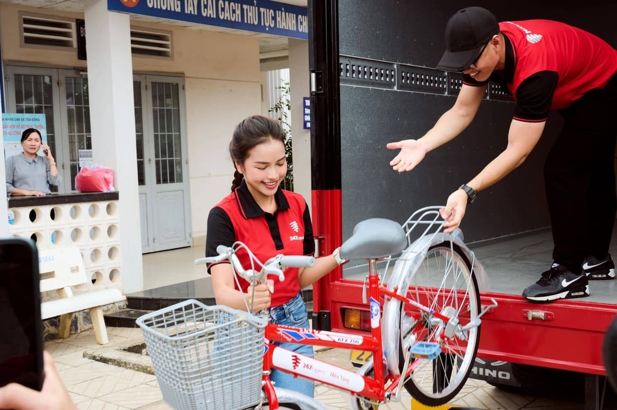 Các phần quà như xe đạp, sách vở được Ngọc Châu gửi tặng các em học sinh. Ảnh: Facebook nhân vật