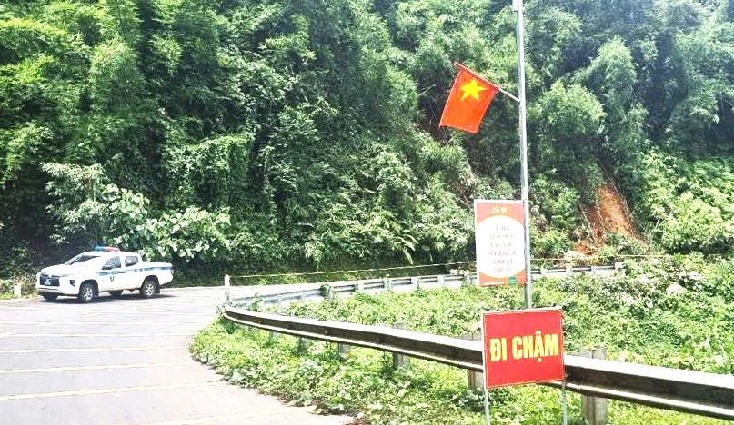 Một điểm sạt ở đồi Cùi Chỏ, Đắk Nông cảnh báo nguy cơ lũ quét. Ảnh Phong Tuyến