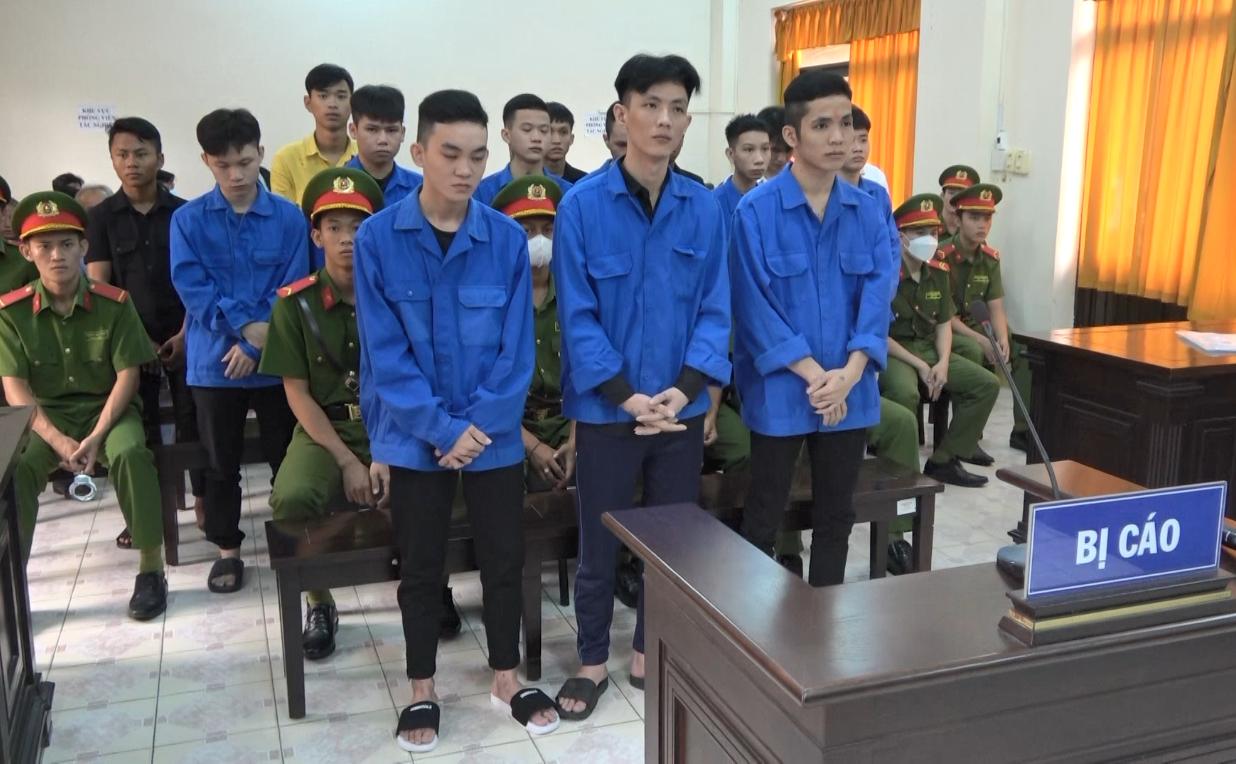 Nhóm thanh thiếu niên đi cướp bị lĩnh án tù. Ảnh: Văn Vũ