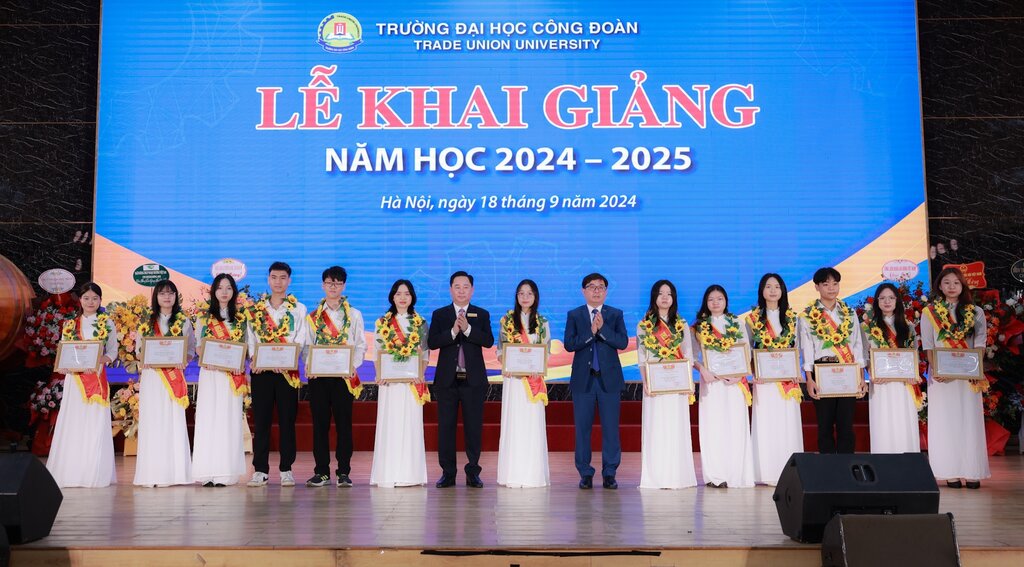 Trao khen thuong cho thu khoa cac nganh. Anh: Hai Nguyen