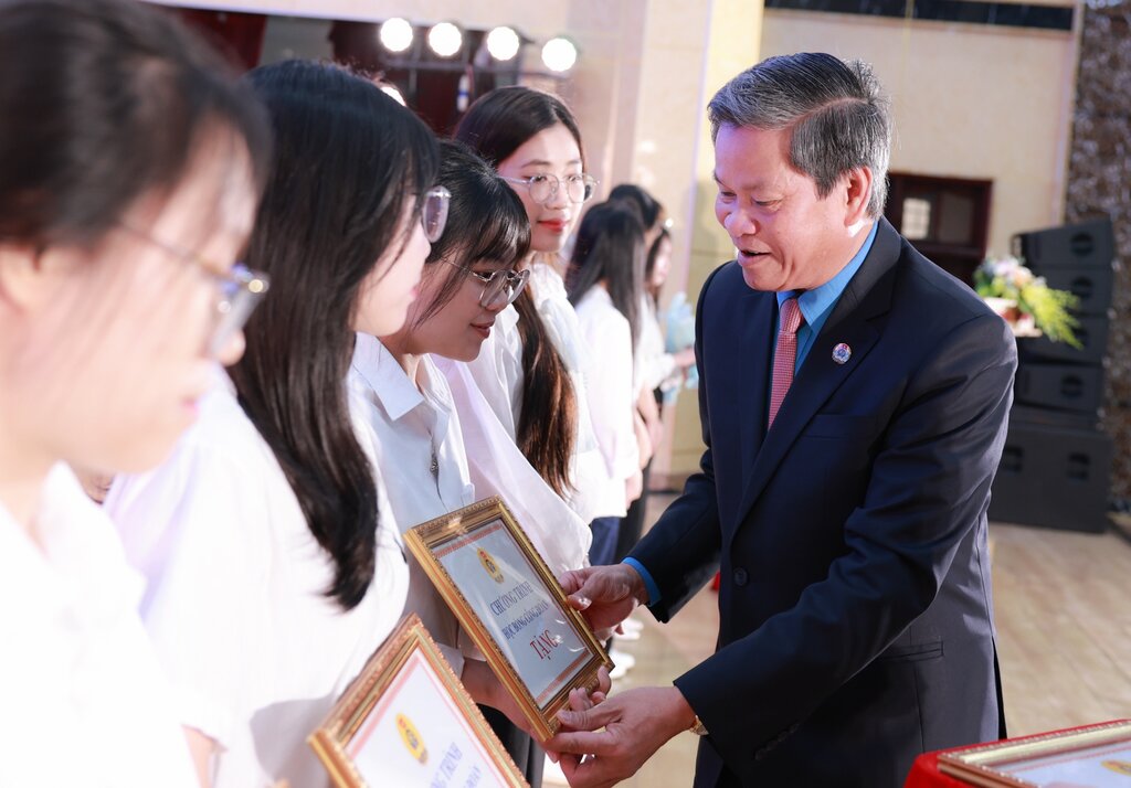 Phó Chủ tịch Tổng LĐLĐVN Huỳnh Thanh Xuân trao học bổng “Chương trình học bổng Công đoàn” tại Lễ khai giảng của Trường Đại học Công đoàn. Ảnh: Hải Nguyễn