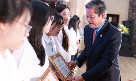 Phó Chủ tịch Tổng LĐLĐVN Huỳnh Thanh Xuân trao học bổng “Chương trình học bổng Công đoàn” tại Lễ khai giảng của Trường Đại học Công đoàn. Ảnh: Hải Nguyễn