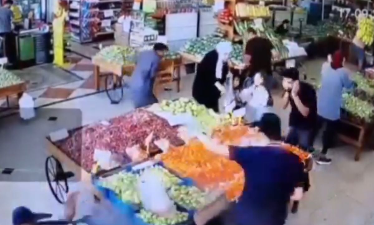 Khoảnh khắc máy nhắn tin phát nổ ở một khu chợ Lebanon. Ảnh cắt từ video của Cục Tình báo Israel (Mossad)