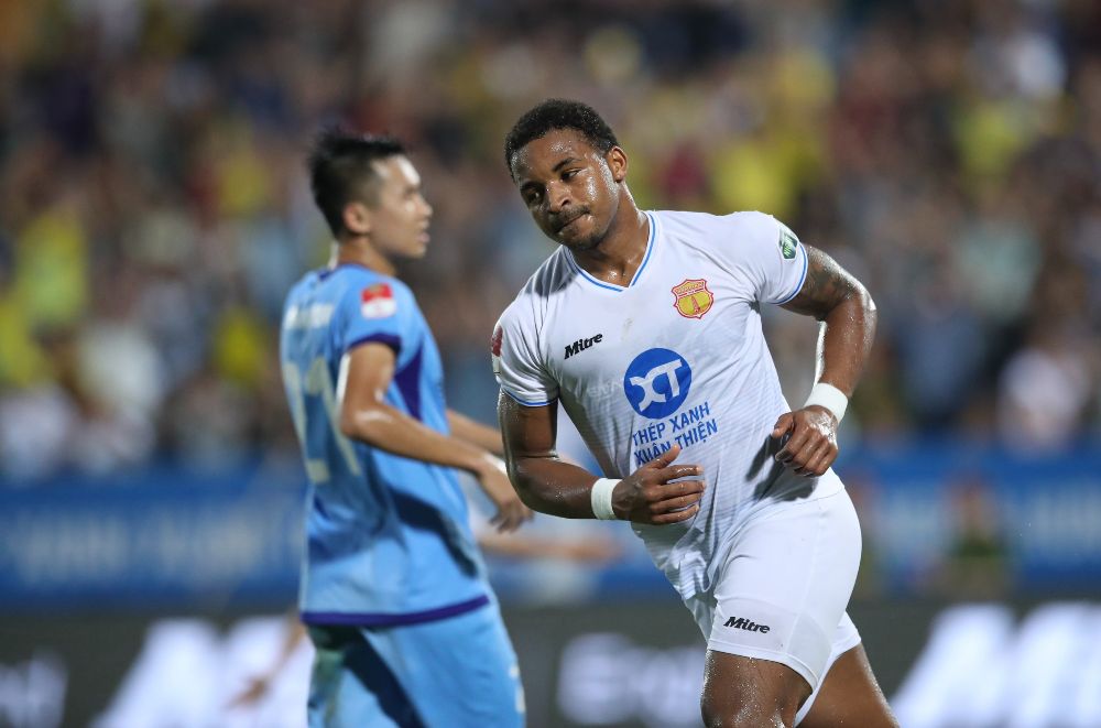 Rafaelson là người có hiểu biết về văn hóa, ứng xử tốt trên sân cỏ. Ảnh: NĐFC