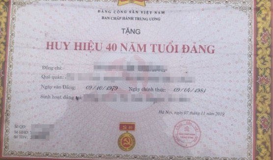 Huy hiệu 40 năm tuổi Đảng. Ảnh minh họa: Quế Chi