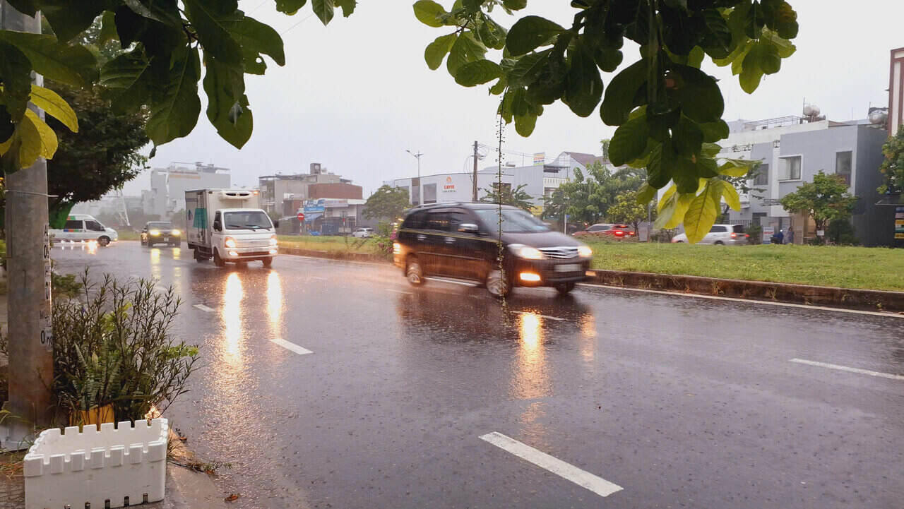 Do ảnh hưởng của áp thấp nhiệt đới, từ sáng nay tại Đà Nẵng đã có mưa trên diện rộng. Ảnh: Mai Hương
