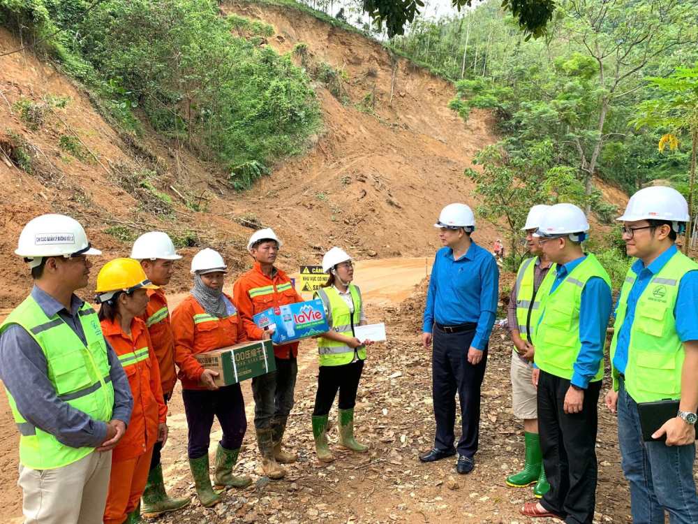 Leaders of the Vietnam Transport Trade Union visited and encouraged workers to overcome the consequences of storms and floods in the mountainous provinces. Photo: Phung Quy