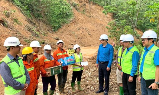 Lãnh đạo Công đoàn Giao thông Vận tải Việt Nam thăm hỏi động viên người lao động khắc phục hậu quả bão lũ trên địa bàn các tỉnh vùng cao. Ảnh: Phùng Quý