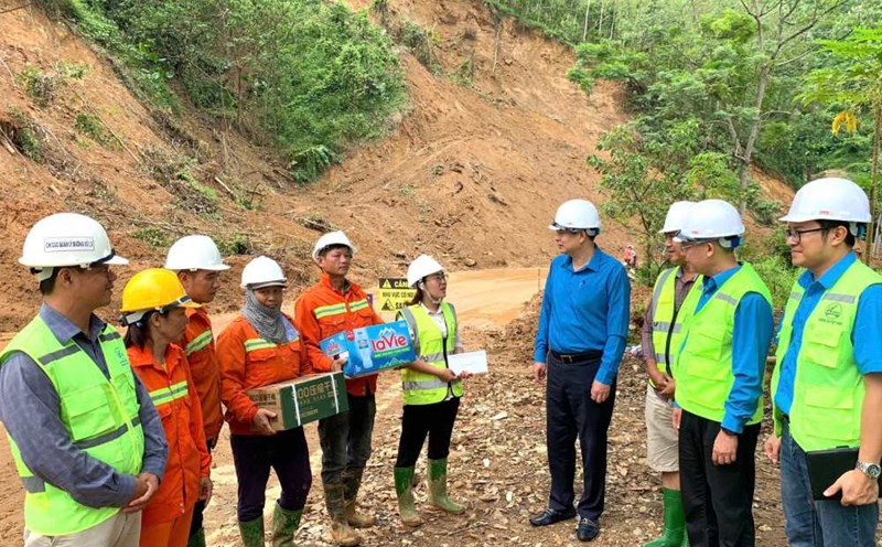 Leaders of the Vietnam Transport Trade Union visited and encouraged workers to overcome the consequences of storms and floods in the mountainous provinces. Photo: Phung Quy