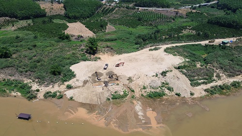Khai thác khoáng sản là cát, sỏi dòng sông để phục vụ công trình xây dựng ở tỉnh Kon Tum. Ảnh: Thanh Tuấn  