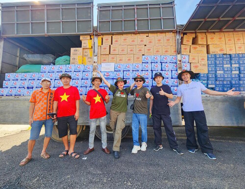 NSƯT Vũ Luân và Phương Lê cùng ê-kíp lên đường ra miền Bắc ủng hộ bà con vùng lũ. Ảnh: NVCC