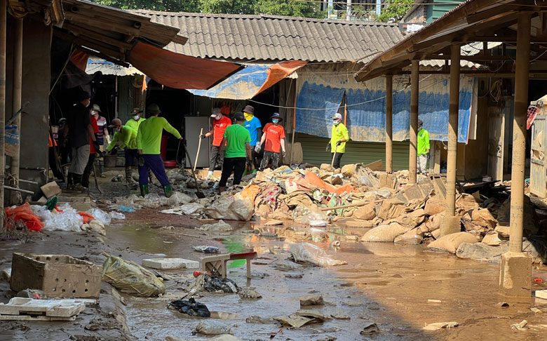 Doan tinh nguyen tu Quang Binh den Yen Bai don dep ve sinh o khu vuc Cho Ga Yen Bai (mot trong nhung noi ngap lut nang ne, de lai luong bun dat, rac thai rat lon). Anh: Nguoi dan cung cap 