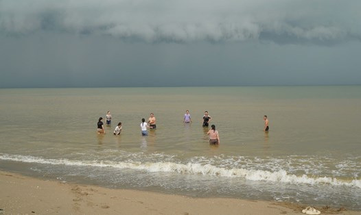Khách tắm biển Sầm Sơn, Thanh Hóa trước khi bão số 3 Yagi đổ bộ. Ảnh: Quách Du